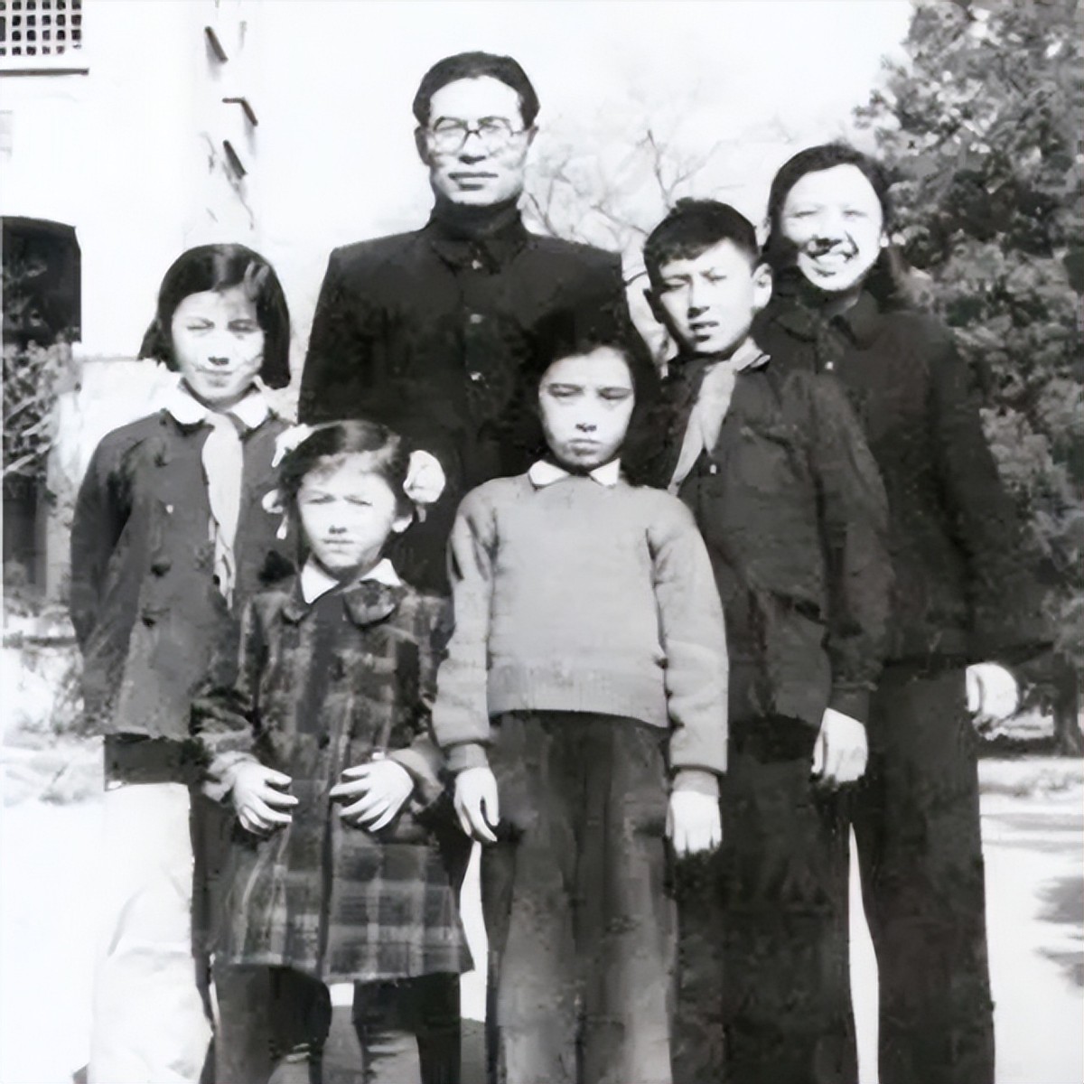 71年周总理让高岗妻子在图书馆工作，毛主席不同意：必须到教育部