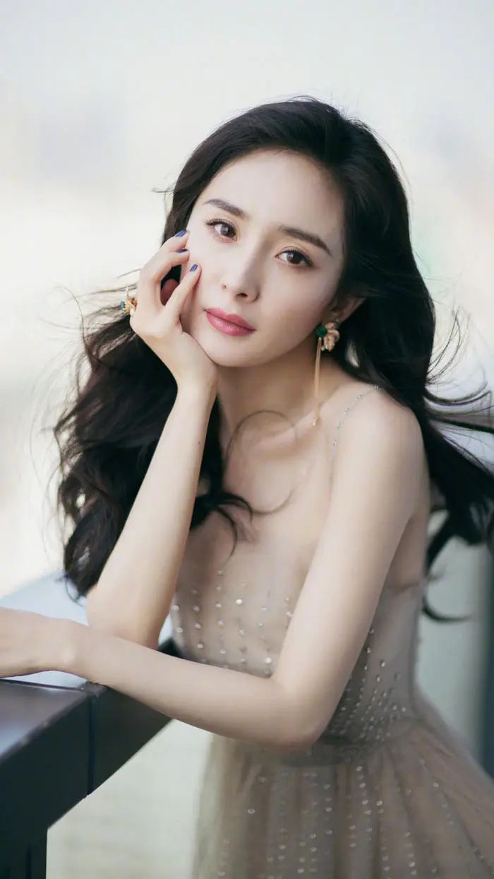 当街小便、踢路人、脚踩高铁桌子，这些明星的素质，一个比一个低