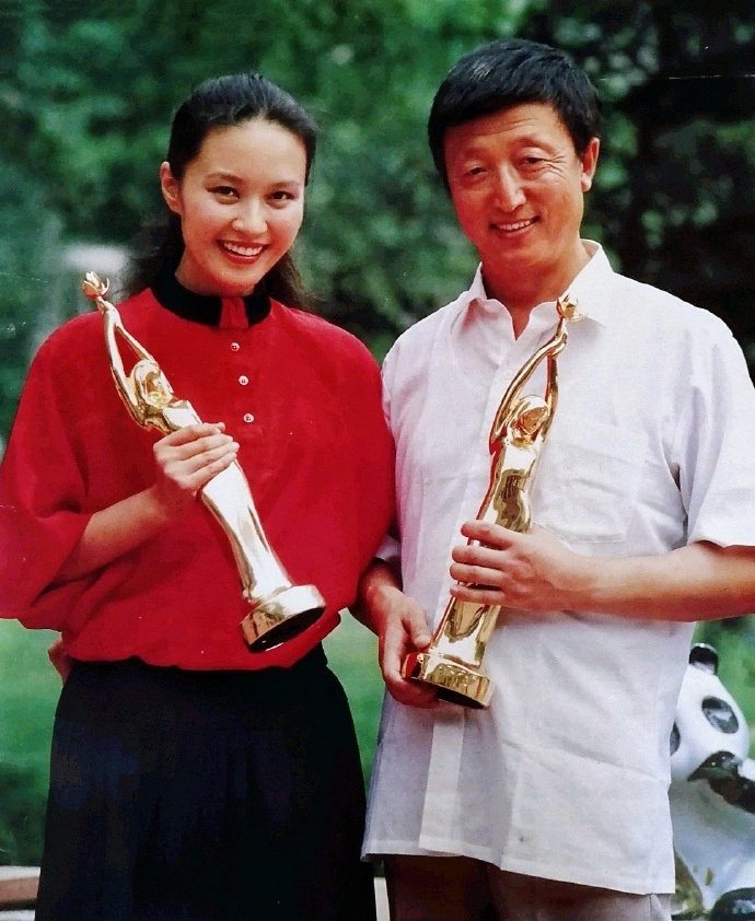 王馥荔主演的咱们的牛百岁片段,梁庆刚和王馥荔做客中央电视台