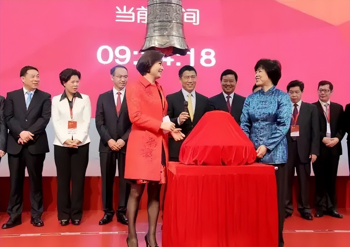 中国女富豪杨惠妍最新财富,中国首个女性首富杨惠妍