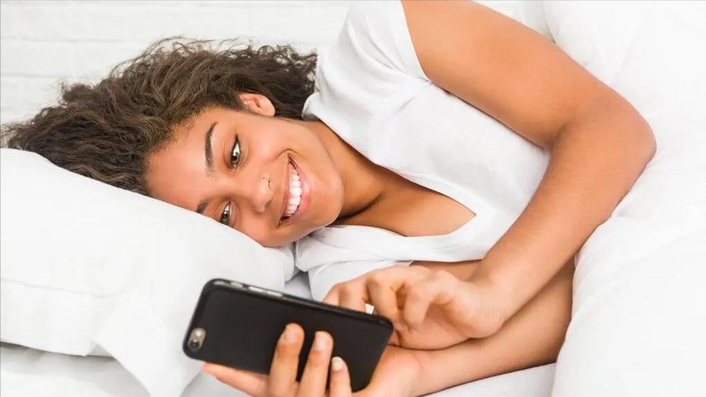 长期睡前玩手机有哪4件麻烦事,长期睡前玩手机会付出啥代价