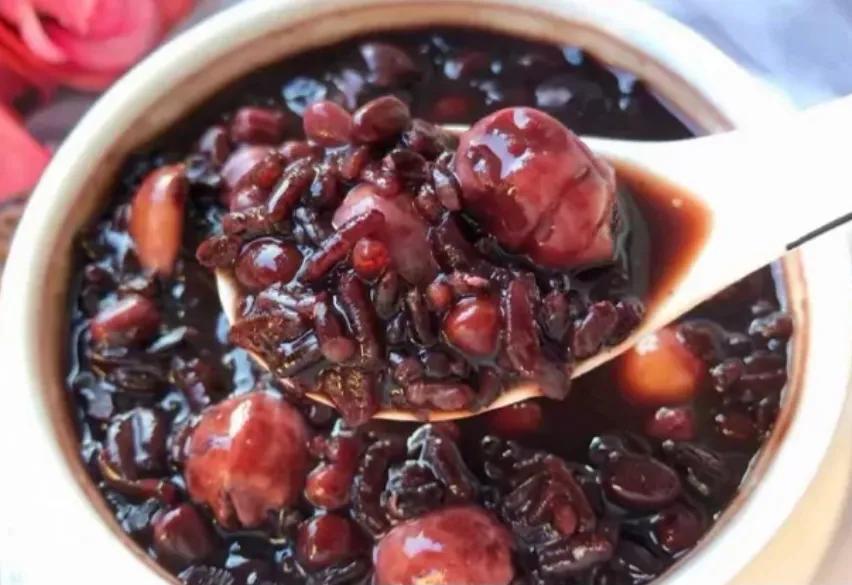 每天给孩子熬的杂粮粥,儿童七日杂粮粥营养搭配不重样