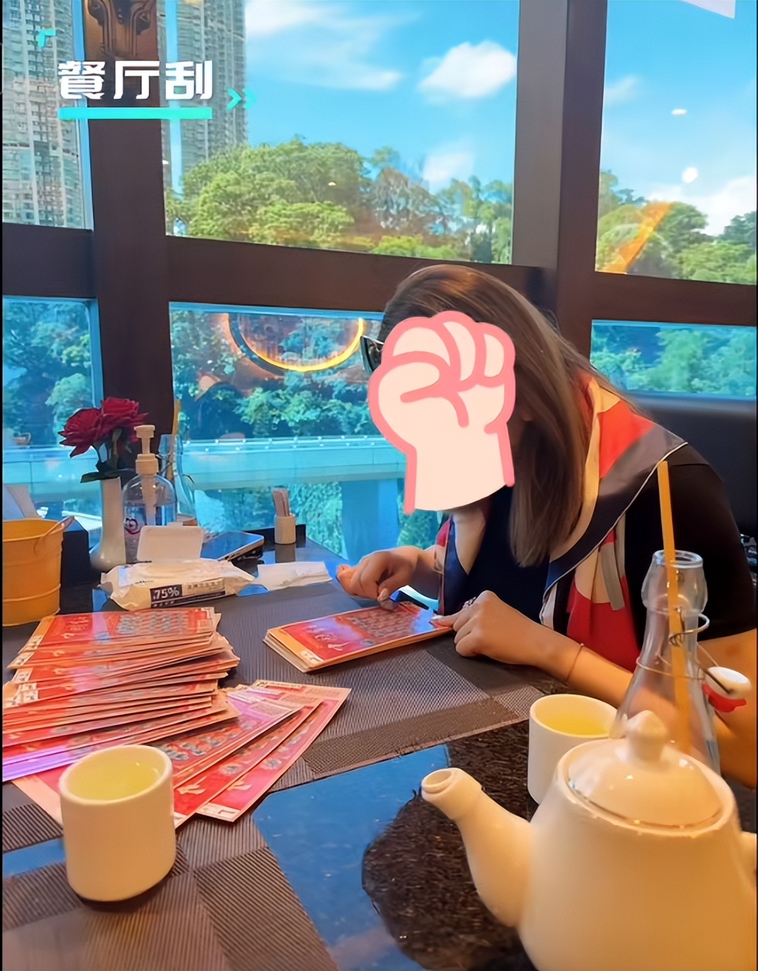 女子过生日收到刮刮卡,朋友过生日送刮刮卡