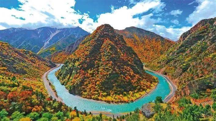 雪山下的某个小镇,雪山下的梦幻球场