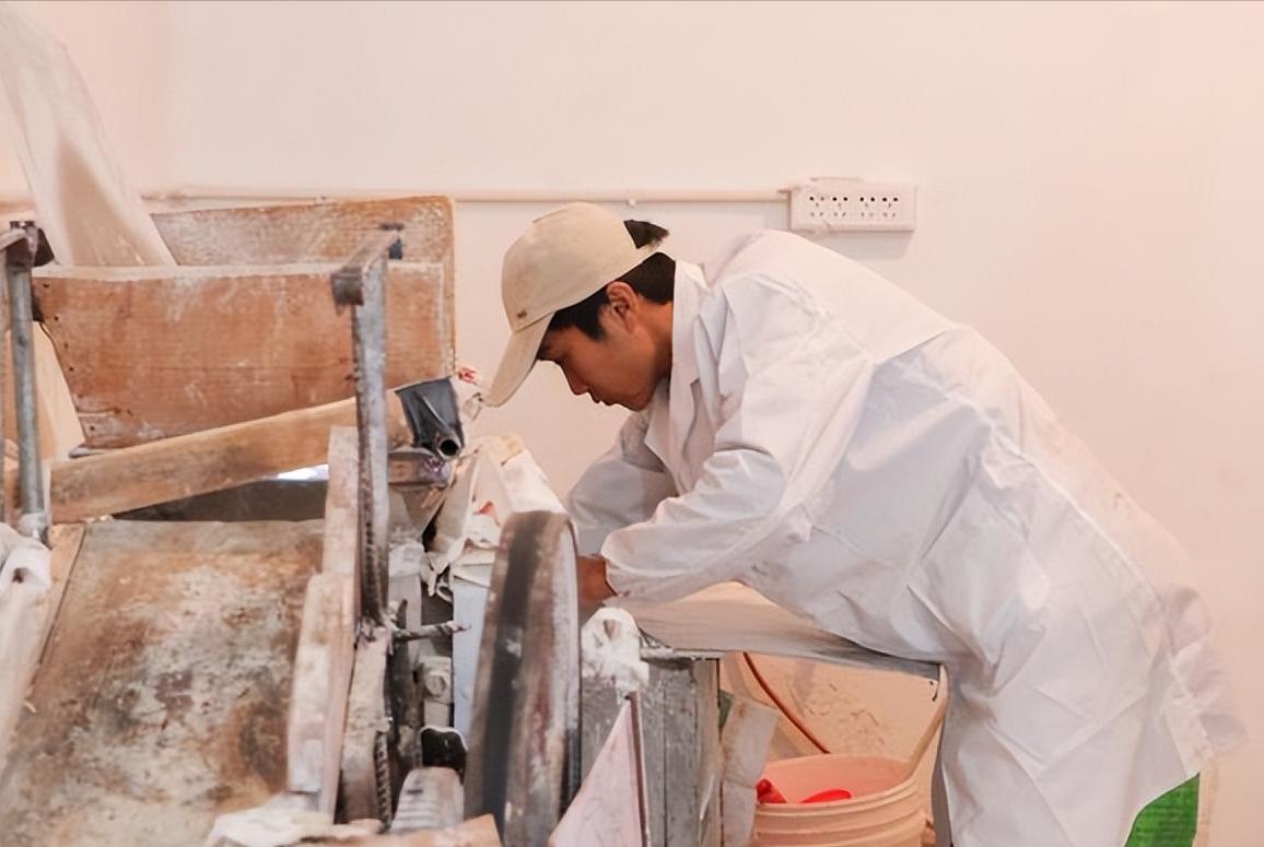 一位老人用手绘纸币买面,浙江老人手绘人民币买面条