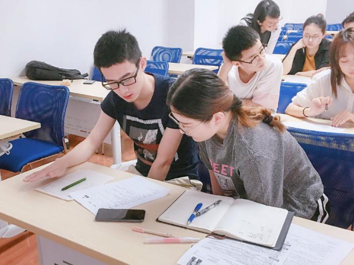 “女子泳装照简历”走红，复旦大学迅速辟谣，多方回应再起波澜