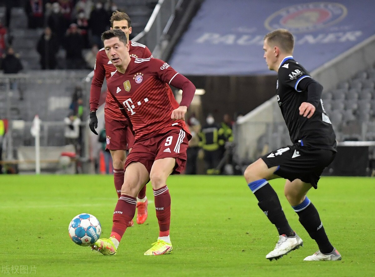 足球连进5球莱万赛后庆祝,足球莱万九分钟五球采访