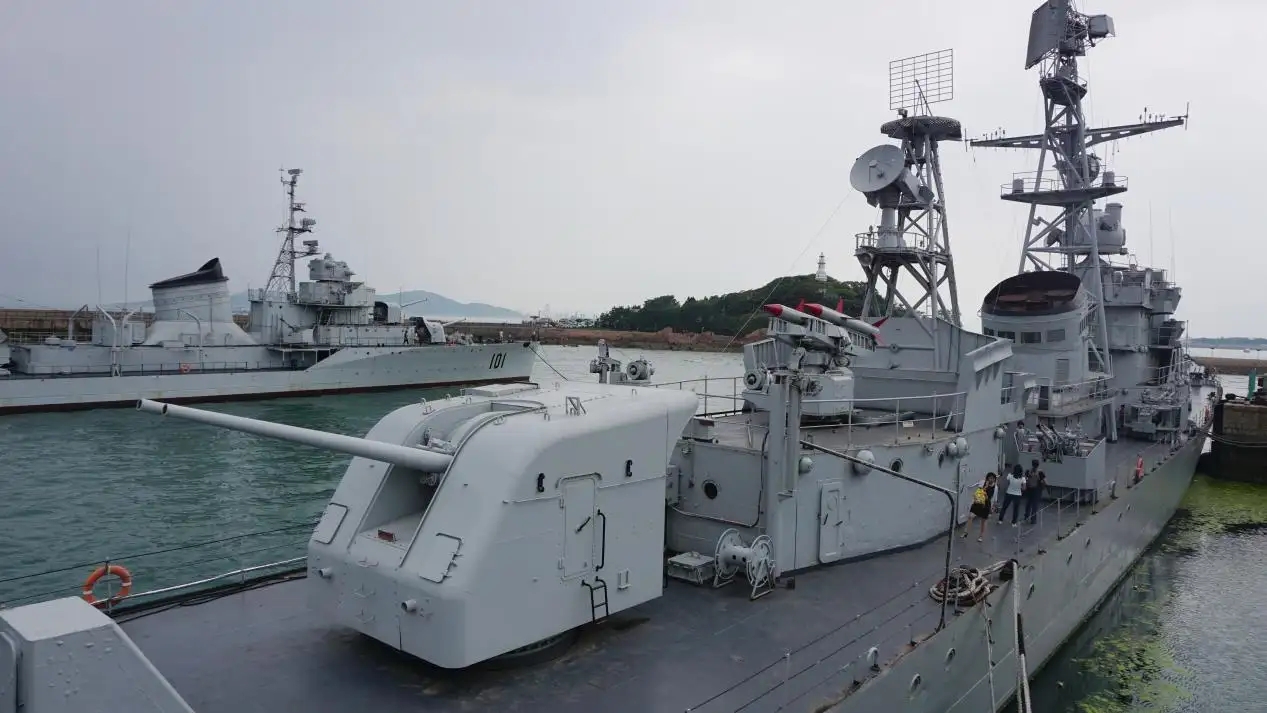 军事博物馆辽宁号,南充号退役军舰