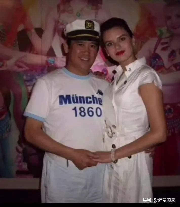 他80年代就能赚百万，50多岁娶俄罗斯美女，两人相差30多岁