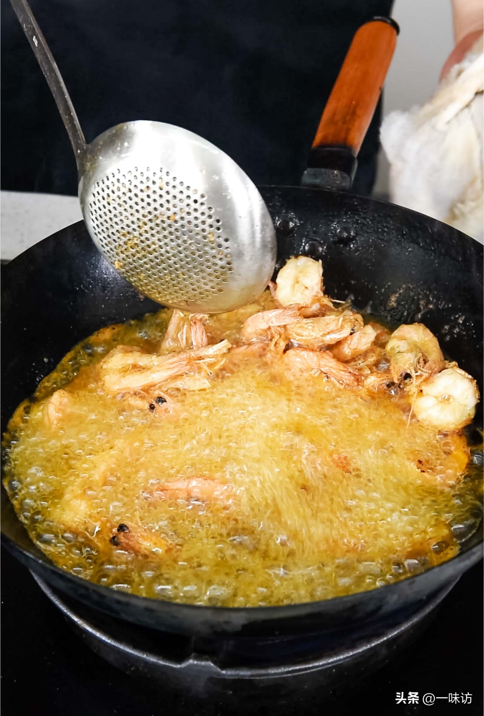 家常干锅虾简单做法非油炸不辣,水煮后的虾怎么做干锅虾