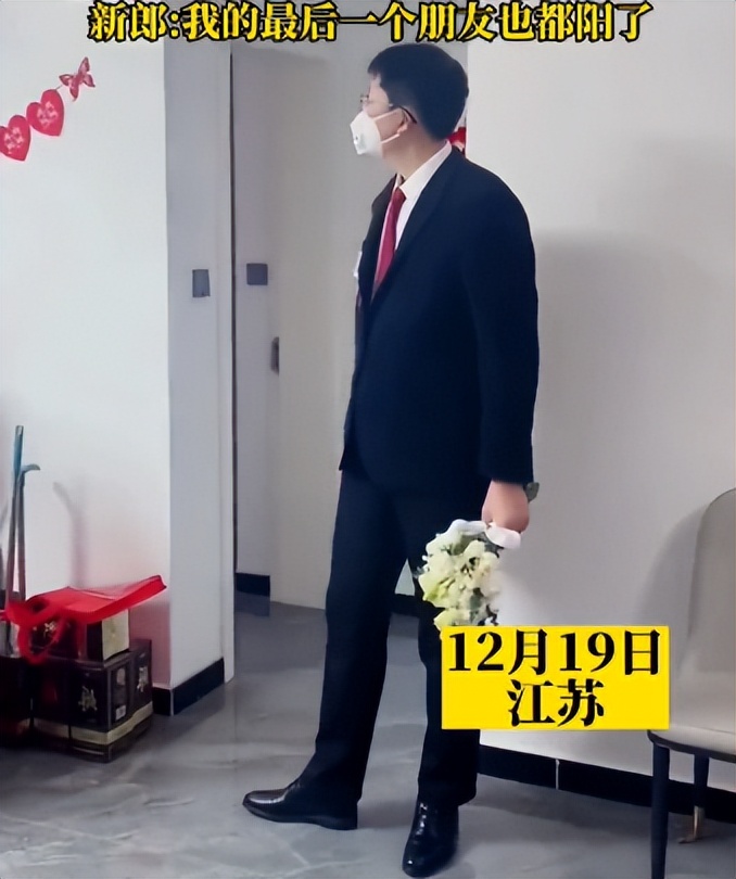 结婚当天新娘在婚房里和伴郎接亲,婚礼当天新郎竟然不来接亲