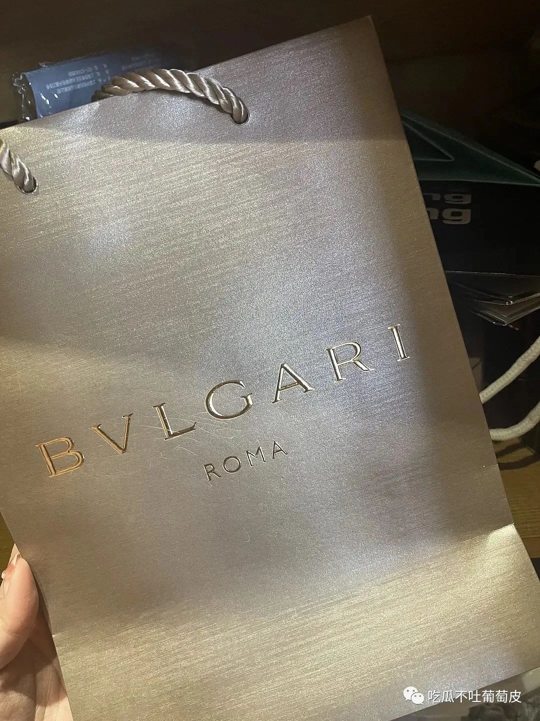 翻车现场，前几天上海业主在门把手上挂的奢侈品袋子好几个是假货