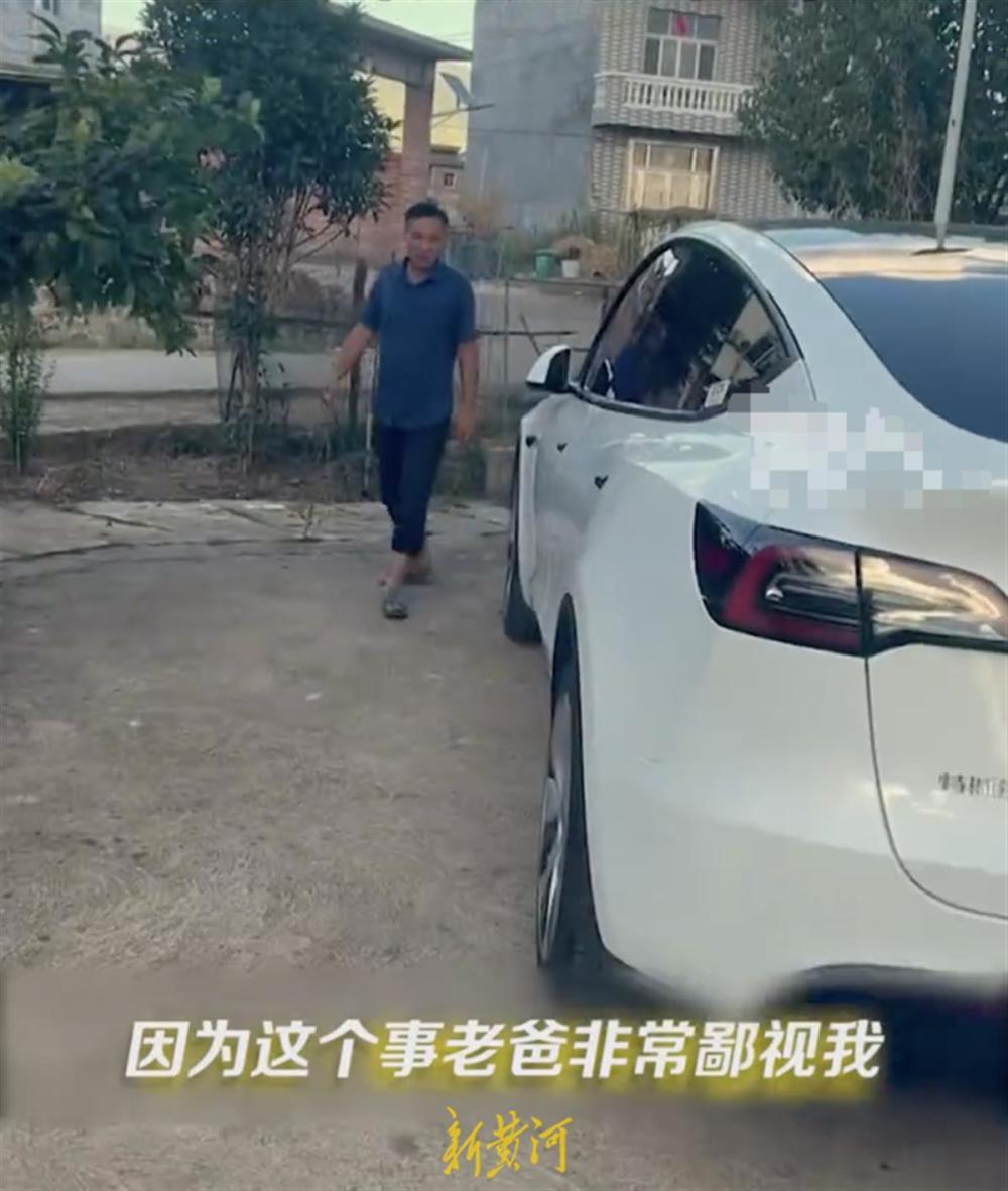 特斯拉车主返乡堵到没电,一男子开特斯拉堵在高速上24小时