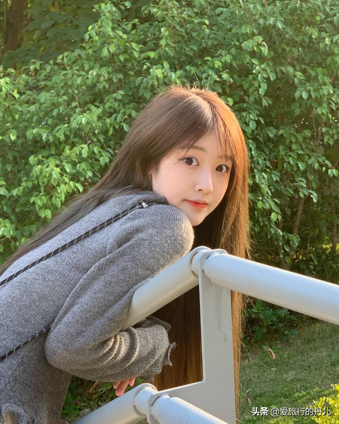 搭配吊带针织衫的半身裙瘦女生,胖妹妹白色毛衣搭配黑色半身裙