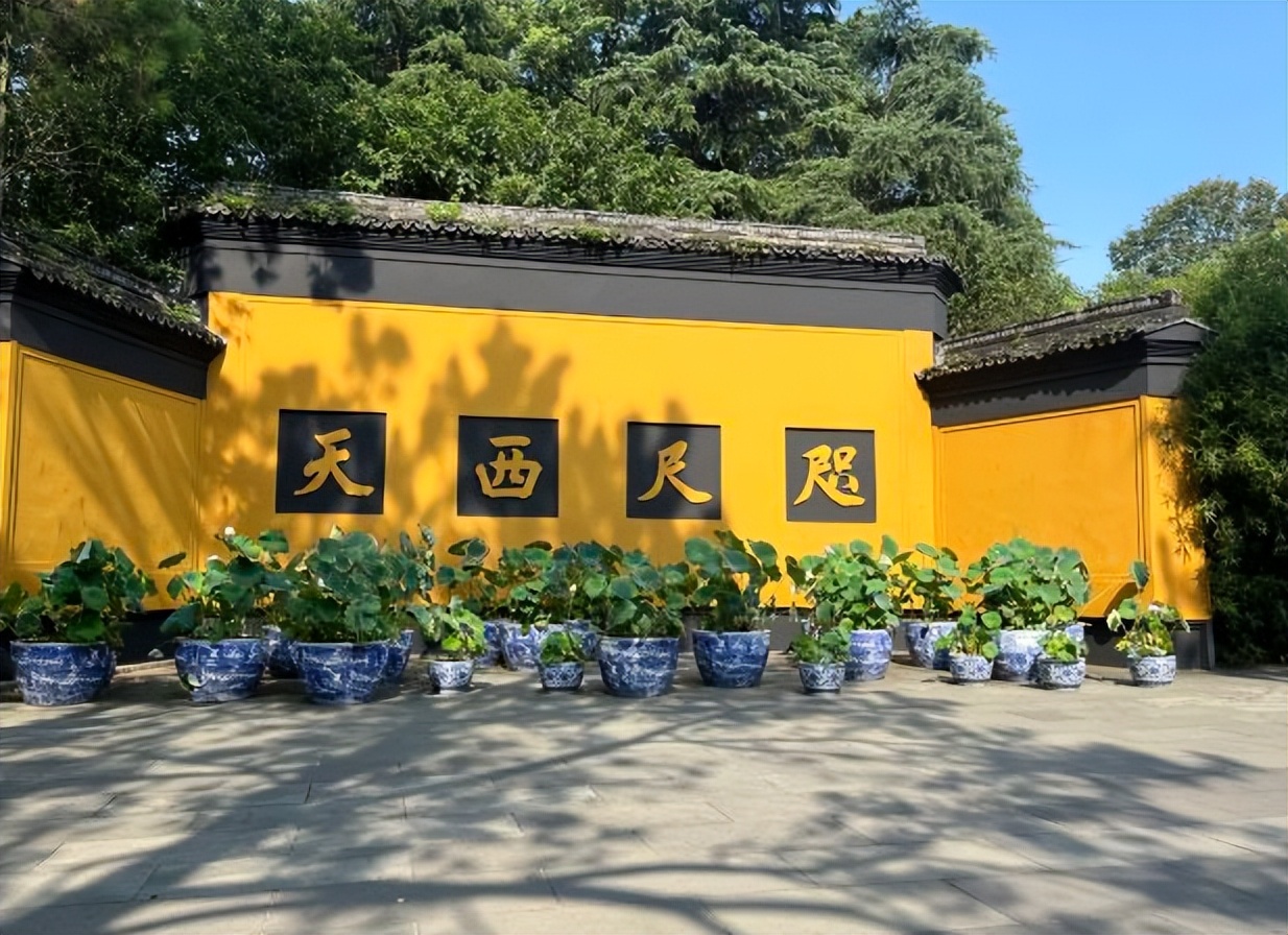 灵隐寺一个特殊的牌位,灵隐寺一百多尊佛像照片