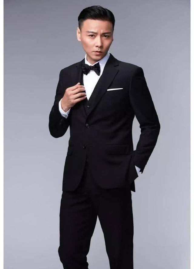 西装怎么穿才看起来不像销售,西装套装怎么穿才不像服务员