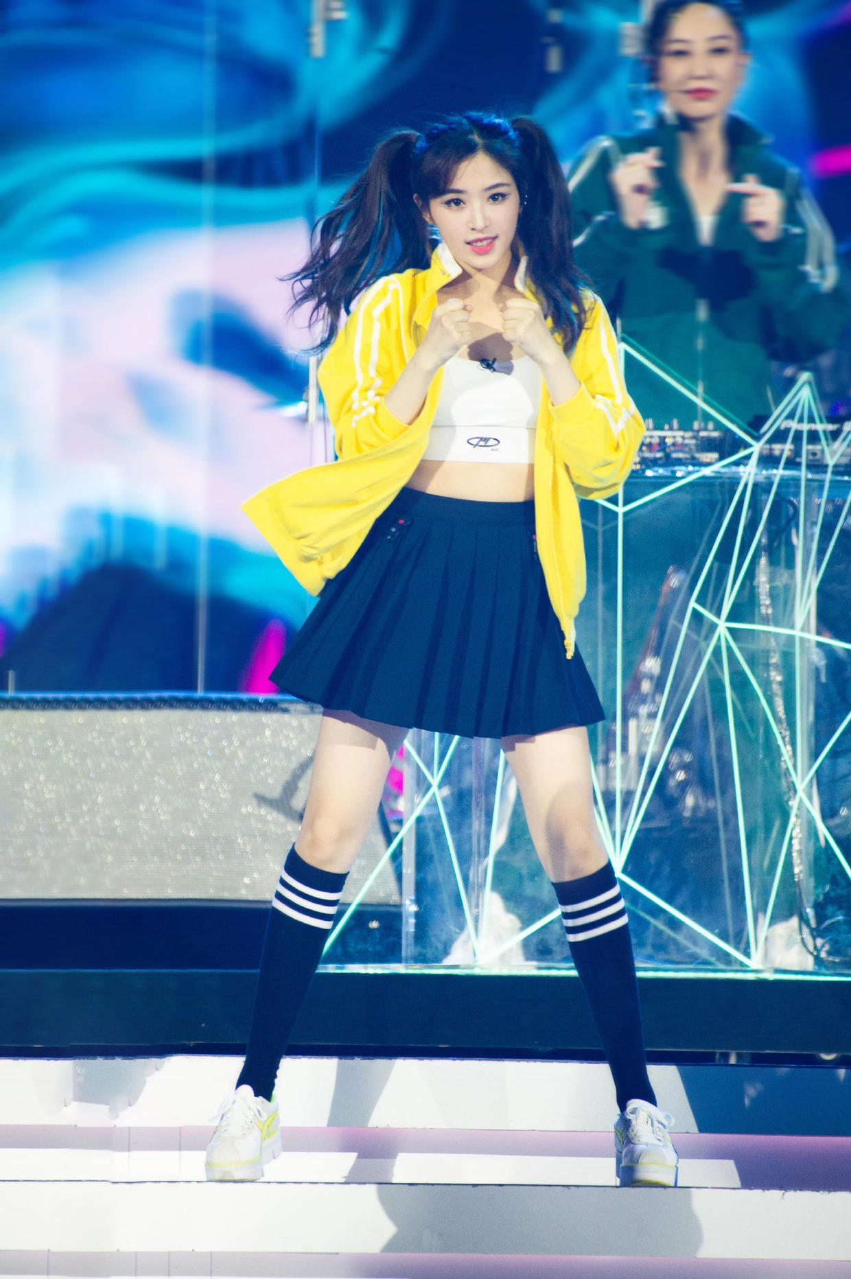 张含韵穿搭成熟,张含韵穿黑西装