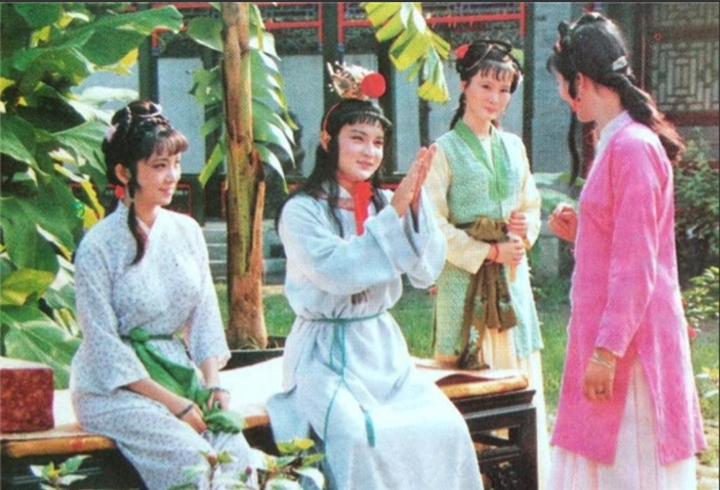 酒店床尾为什么要放长凳子,为什么酒店都会放床尾凳