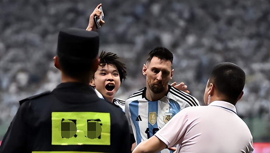 球迷冲进球场拥抱梅西后续被合影,球迷冲进球场拥抱梅西被摁倒在地