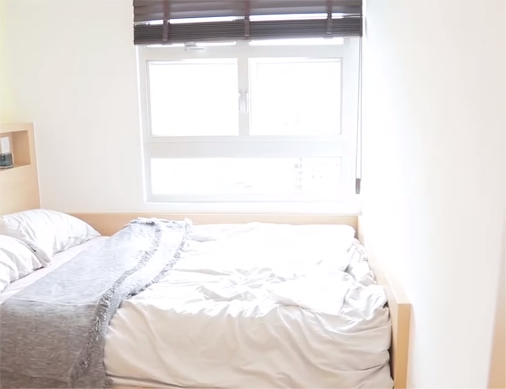 不足3平米的家30年的香港蜗居生活,香港蜗居30平米一家三口穷开心