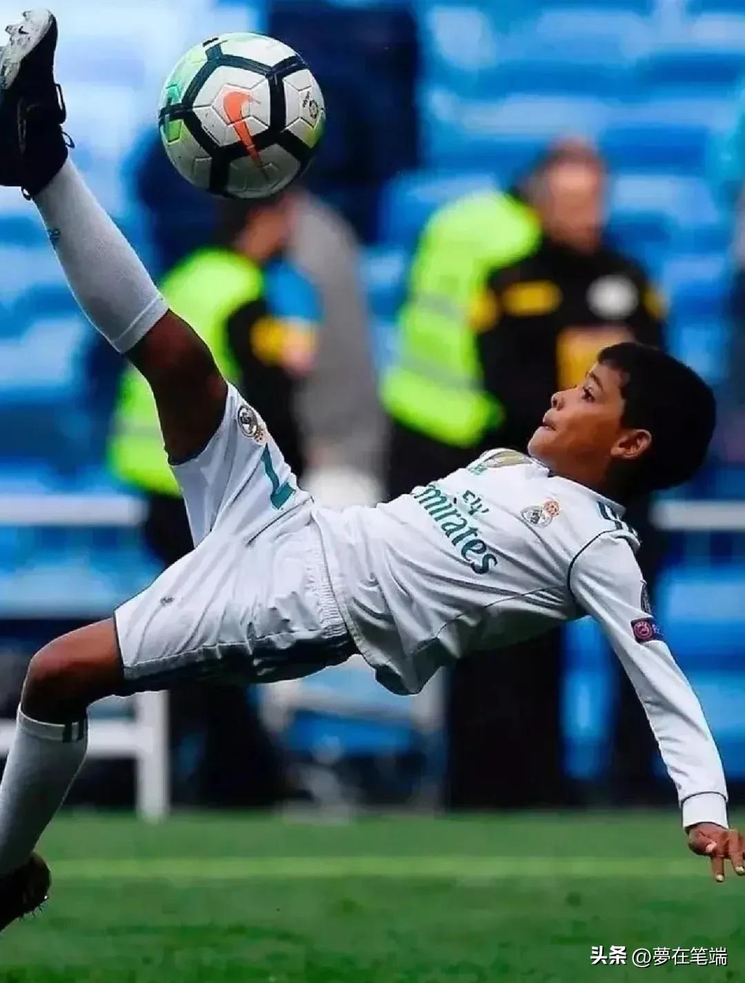 迷你罗和c罗小时候的对比,c罗小时候家里穷吗