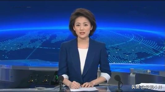 新闻联播主持人怎么站着念稿,新闻联播主持人为什么不低头念稿