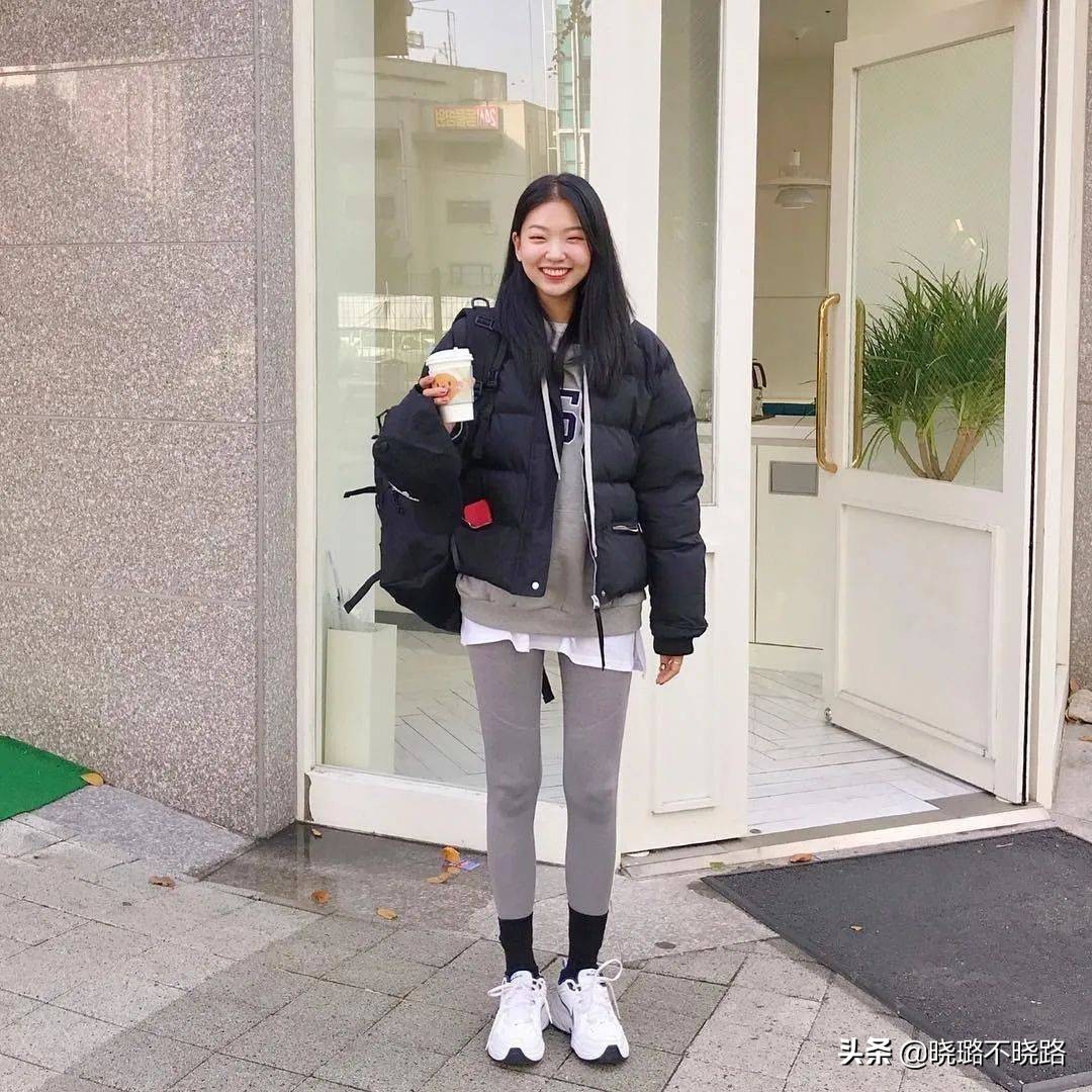 鲨鱼裤露袜子时尚穿搭冬,冬天保暖又减龄鲨鱼裤穿搭