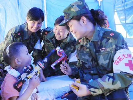 汶川地震中的3岁敬礼男孩郎铮,汶川地震被救的郎铮在干什么