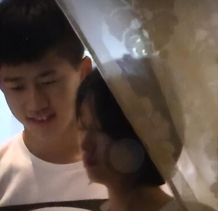 三金影后周冬雨黄晓明,三金影后被嫌弃