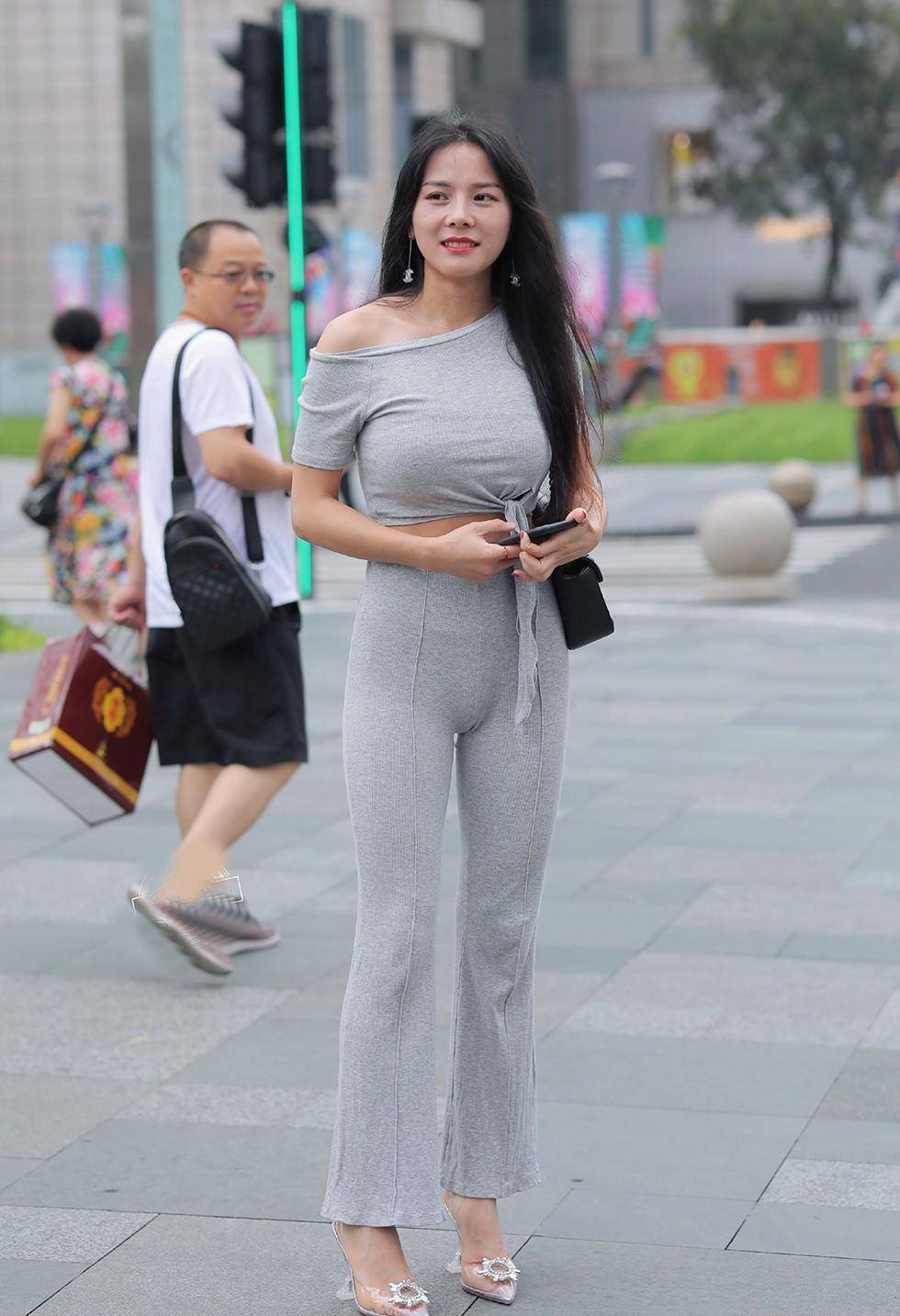 今年流行的靴子穿搭短靴,靴子搭配短裤冬季洋气