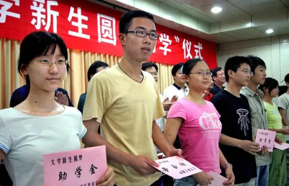 “要不你饿着吧！”高校开设特价菜窗口惹争议，贫困生却破防了