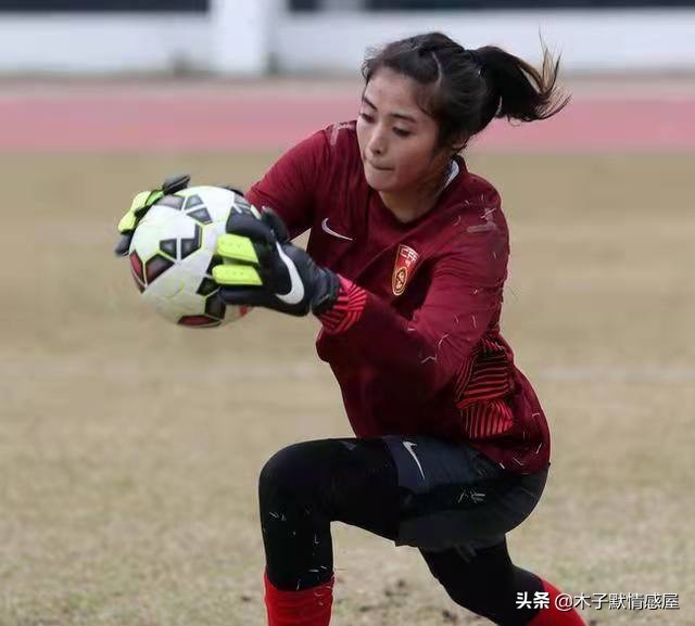 十年前，女足姑娘中有人经济窘迫得捡矿泉水瓶卖钱