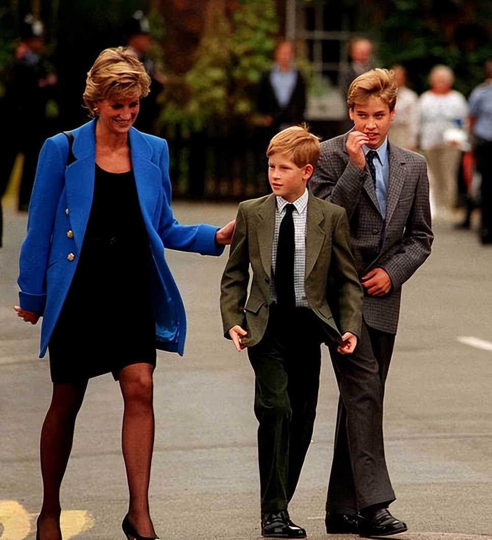 夏洛特公主与哈里王子的亲密接触,哈里王子梅根和小公主夏洛特