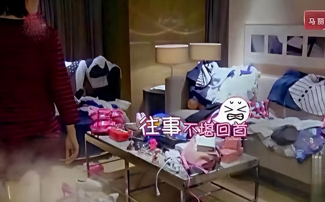 衣服鞋子满天飞,衣服鞋子堆积满地