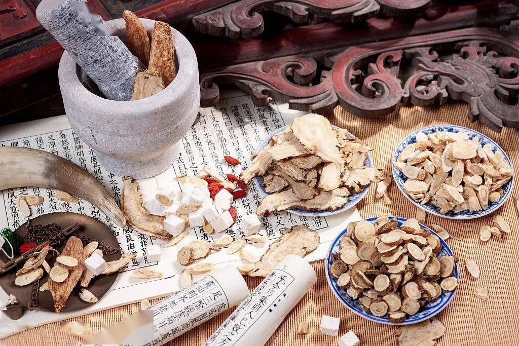 口苦口臭、尿黄尿热、大便黏腻？中医：你该祛湿热了