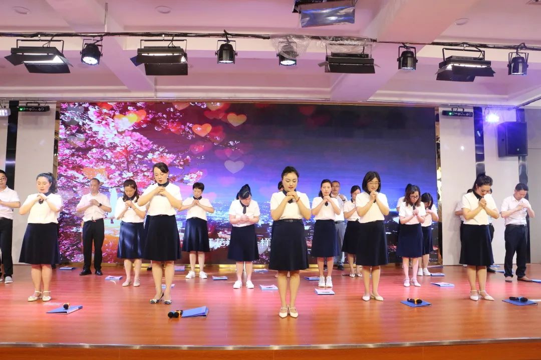 万二小举行2016级毕业典礼暨毕业班综合素质拓展活动