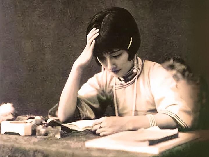 揭开上海“名媛”真面目：二手*袜丝**三十多人穿,导致集体感染脚气