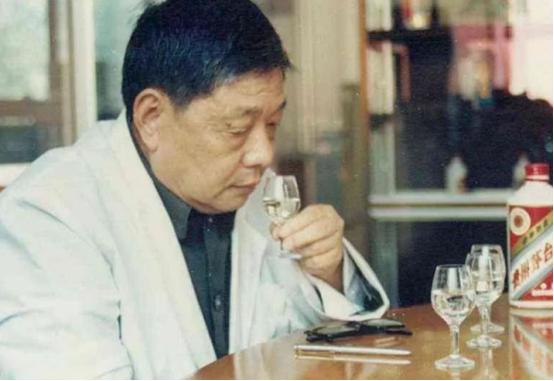 白酒中滴几滴油怎么办,白酒里滴入食用油