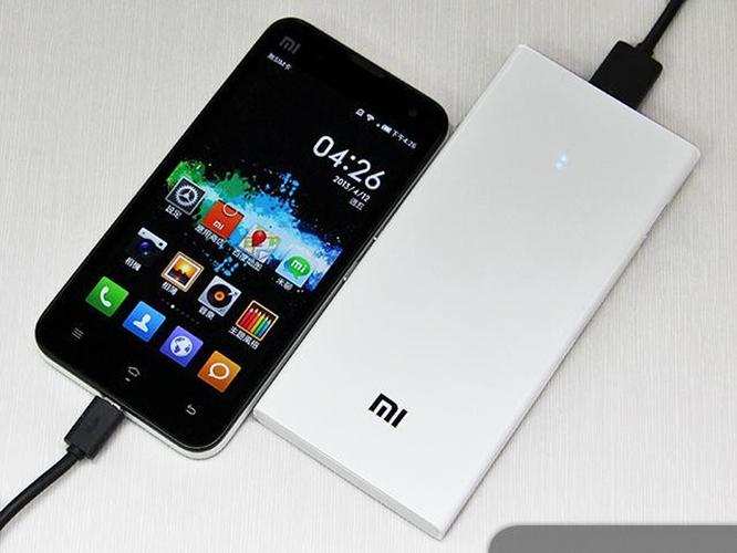 充电宝一边充电一边玩手机安全吗,充电器还是充电宝给手机充电安全