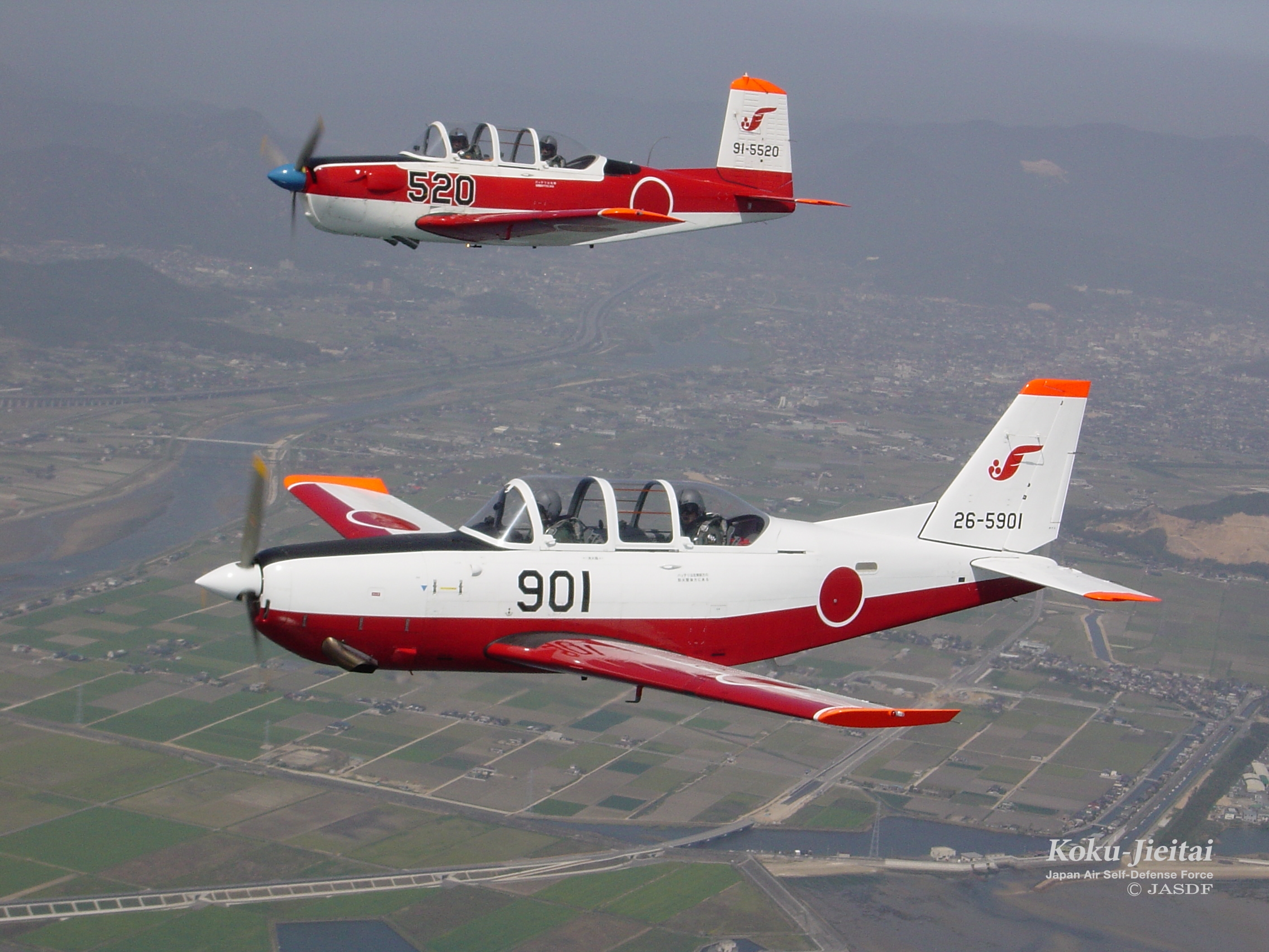 日本列岛的初级和中级训练机“富士T-7”
