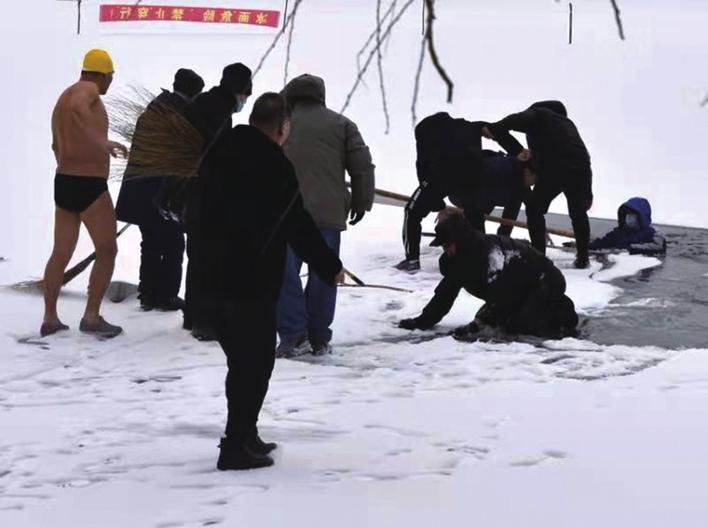 救人的小伙被找到,救人的白衣大哥找到了吗