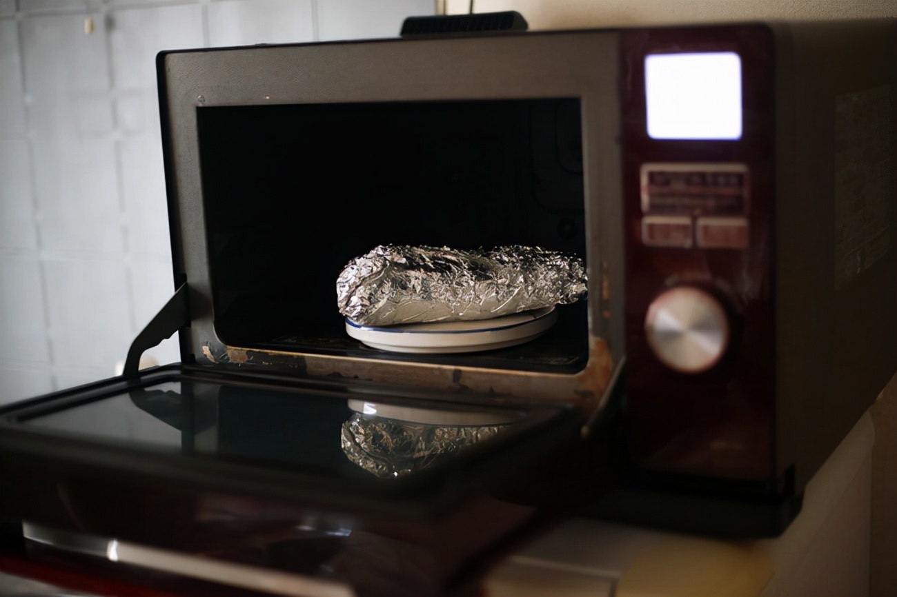 锡纸铝箔纸可以在微波炉使用吗,烧烤型微波炉能用铝箔纸吗