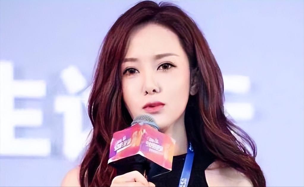 如丧考妣！驻日中国美女记者直播哭泣：安倍晋三对华友好贡献巨大