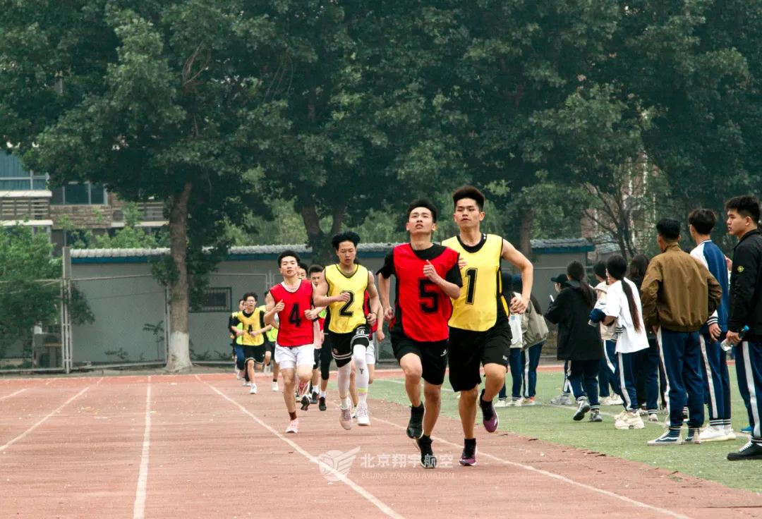 走进和谐校园感受人文气息,走进安静整洁的教室时我深感自豪