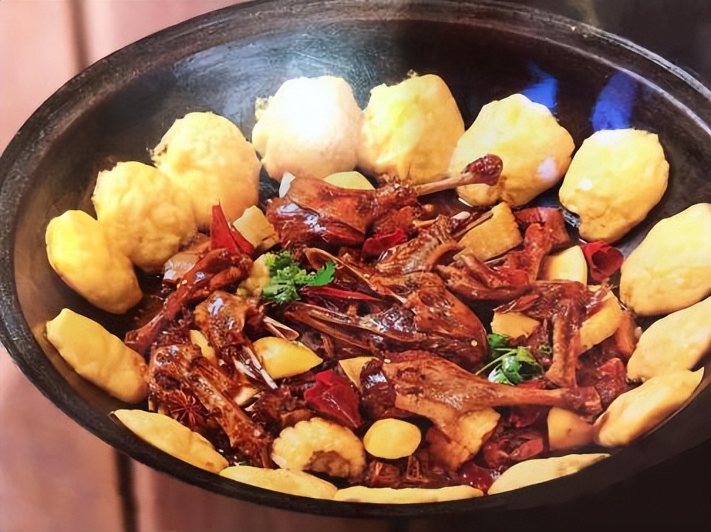 小伙养鹅养鸡上千只大鹅全卖了,养鹅被大雁带走2000只