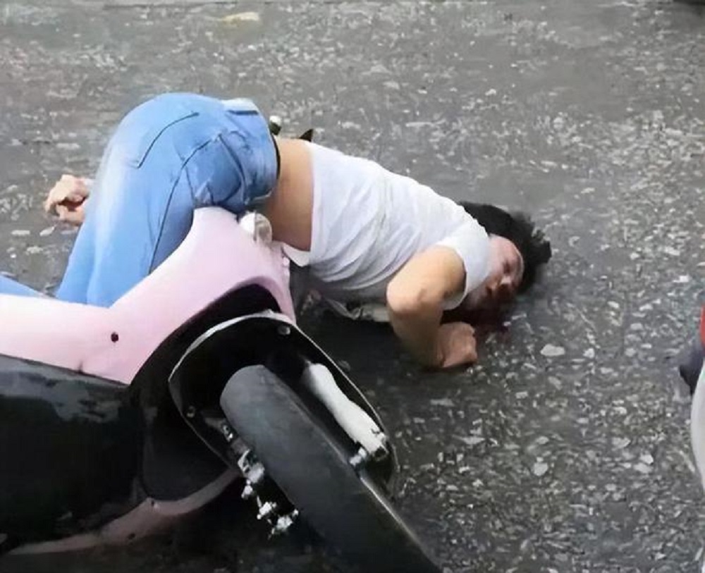 倒在血泊中的男子无人敢扶，撕开了当下社会“冷漠”的遮羞布