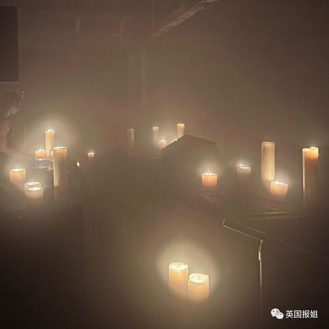 让全裸女模特当餐盘，寿司放身上供宾客享用，9岁女儿也在场