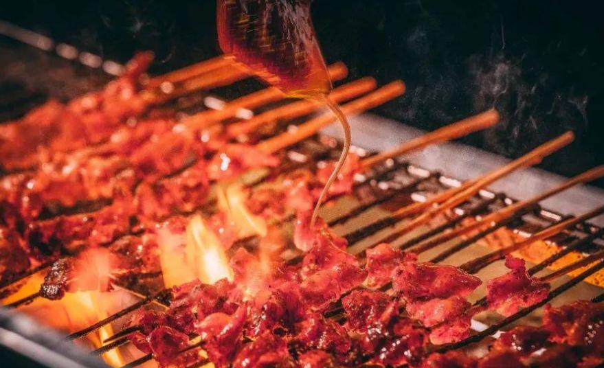 开一家无人烧烤店一个月的收入,90后开烧烤店年收入200万