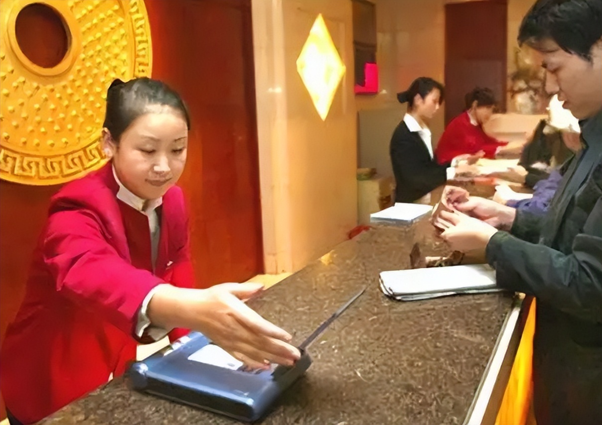 广东一对夫妻开宾馆一年净赚300万,小夫妻开宾馆年收入180万