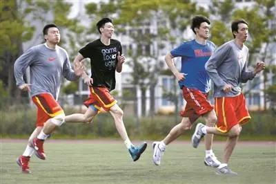 让小孩子打篮球,让孩子踢足球还是打篮球